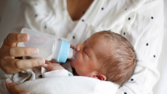 Сколько должен съедать новорожденный: кормление грудью и смесью