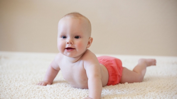 Развитие ребенка в 6 месяцев: что должен уметь малыш?